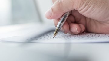 Signature de document, accord écrit, travail de bureau